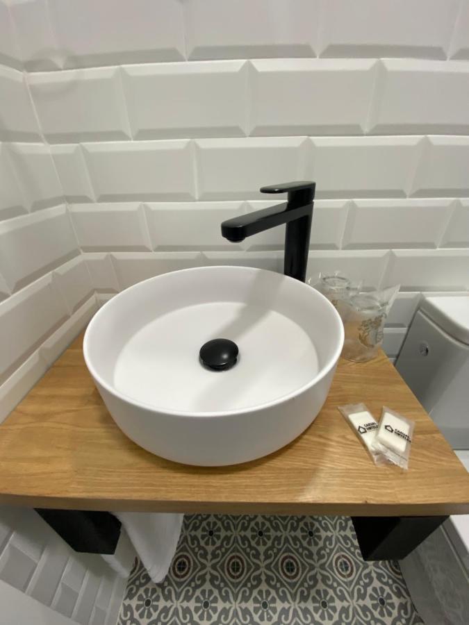 מלון בילבאו Casual Mardones מראה חיצוני תמונה A modern vessel sink