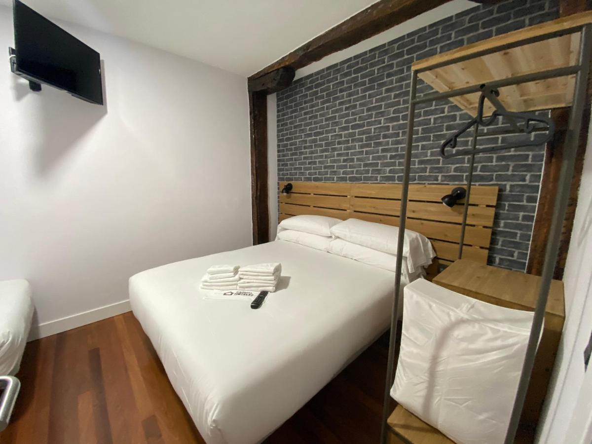 מלון בילבאו Casual Mardones מראה חיצוני תמונה A room at the hotel