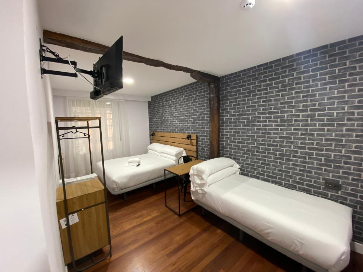 מלון בילבאו Casual Mardones מראה חיצוני תמונה A room at the hotel
