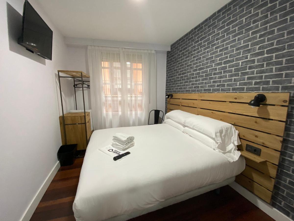 מלון בילבאו Casual Mardones מראה חיצוני תמונה A room at the hotel