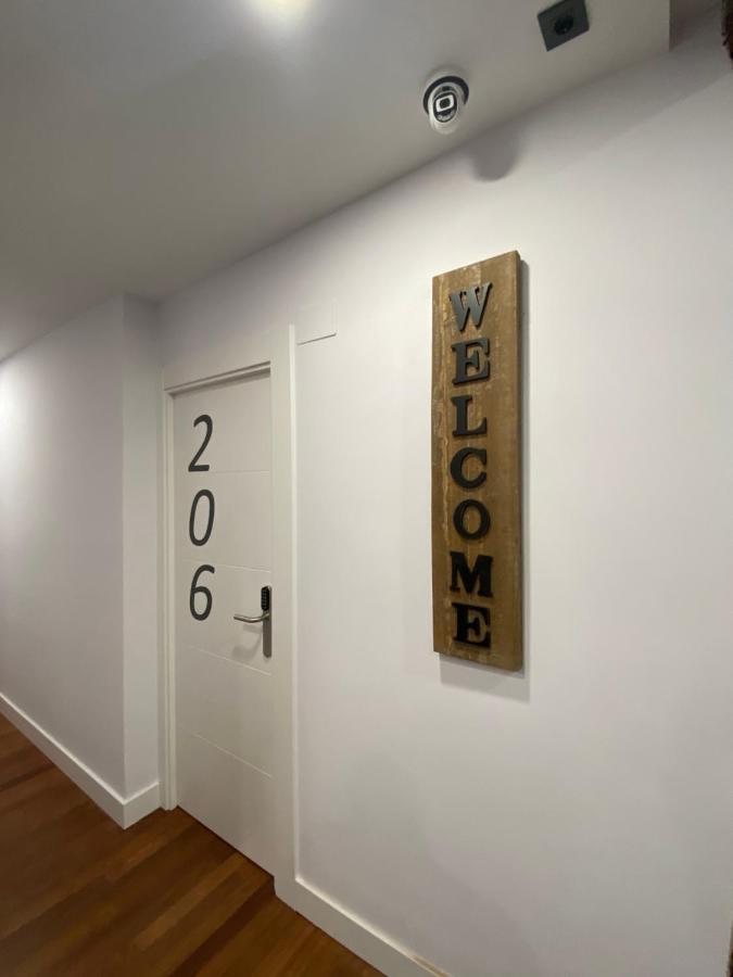 מלון בילבאו Casual Mardones מראה חיצוני תמונה A door sign