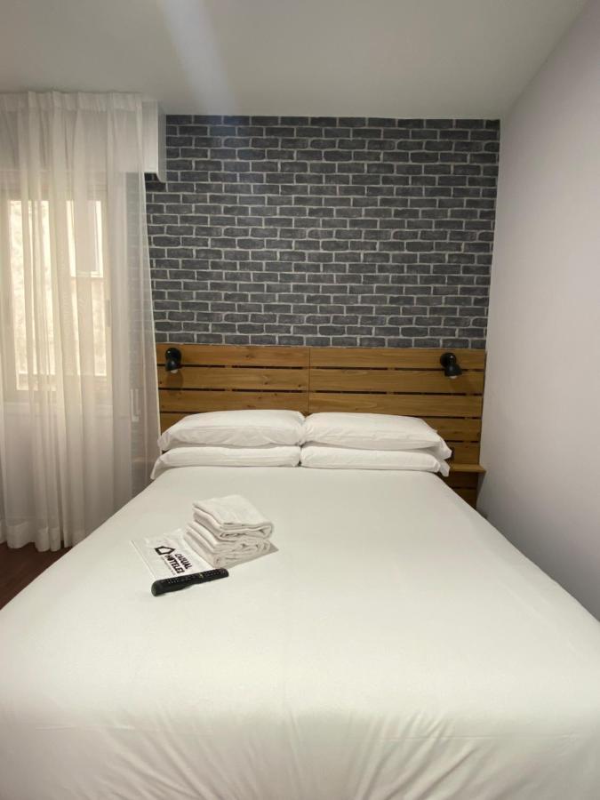 מלון בילבאו Casual Mardones מראה חיצוני תמונה A room at the hotel