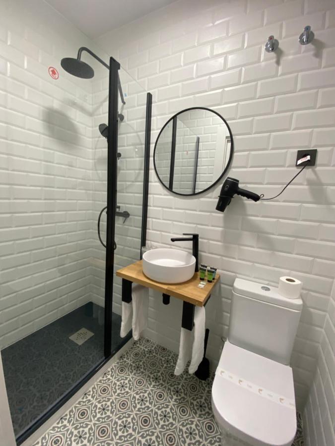 מלון בילבאו Casual Mardones מראה חיצוני תמונה Bathroom in a hotel