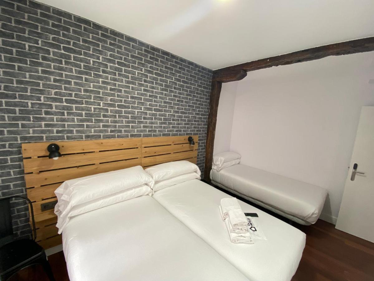 מלון בילבאו Casual Mardones מראה חיצוני תמונה A room at the hotel