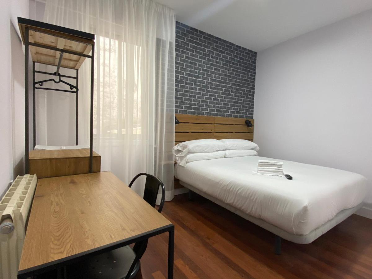 מלון בילבאו Casual Mardones מראה חיצוני תמונה A room at the hotel