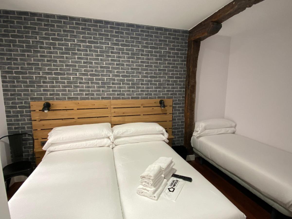 מלון בילבאו Casual Mardones מראה חיצוני תמונה A room at the hotel