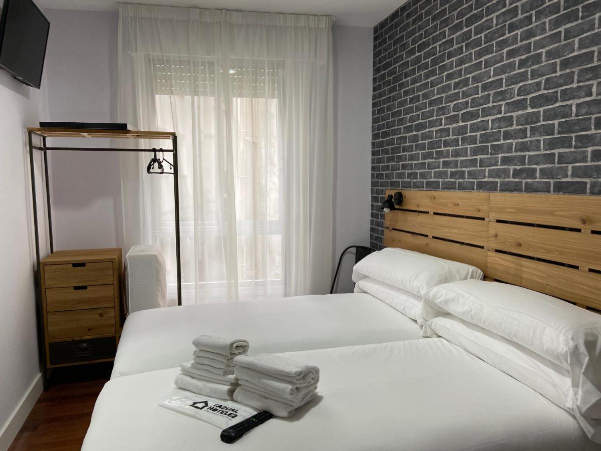 מלון בילבאו Casual Mardones מראה חיצוני תמונה A room at the hotel