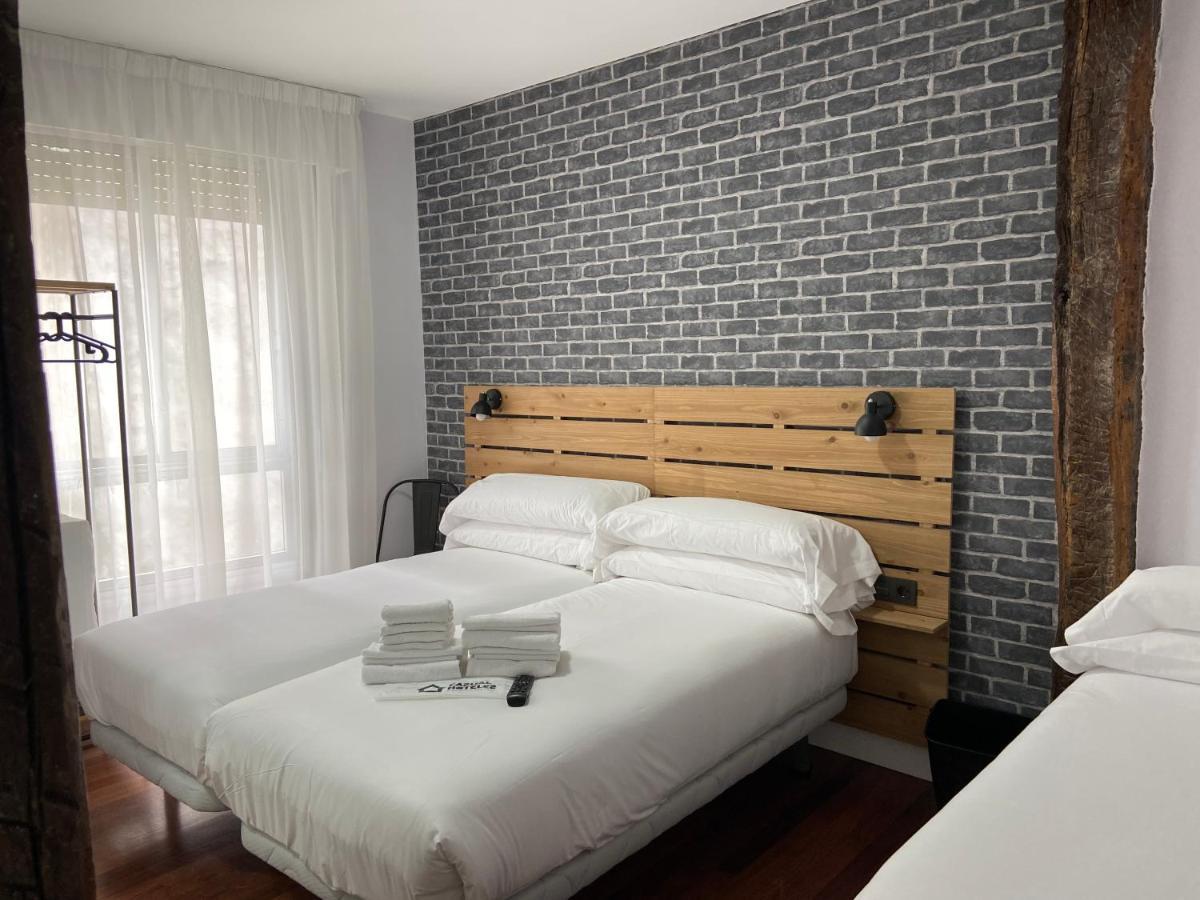 מלון בילבאו Casual Mardones מראה חיצוני תמונה A room at the hotel