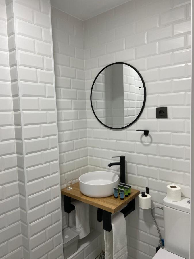 מלון בילבאו Casual Mardones מראה חיצוני תמונה Bathroom with white metro tiles
