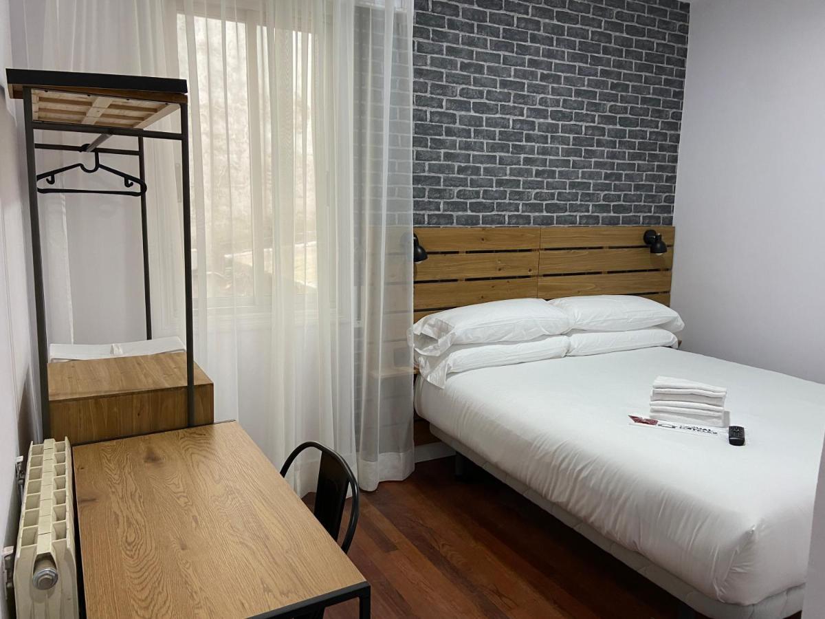 מלון בילבאו Casual Mardones מראה חיצוני תמונה A room at the hotel