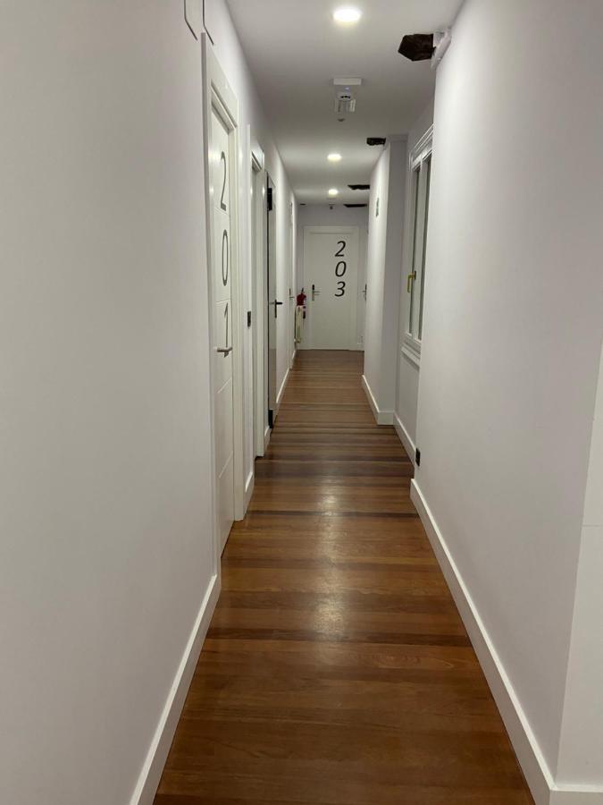 מלון בילבאו Casual Mardones מראה חיצוני תמונה A typical corridor