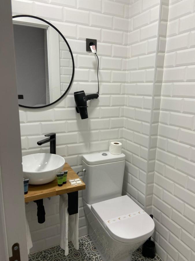 מלון בילבאו Casual Mardones מראה חיצוני תמונה Bathroom in a hotel