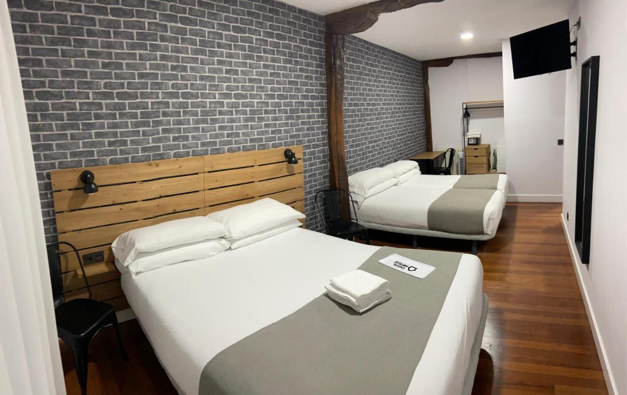 מלון בילבאו Casual Mardones מראה חיצוני תמונה A room at the hotel