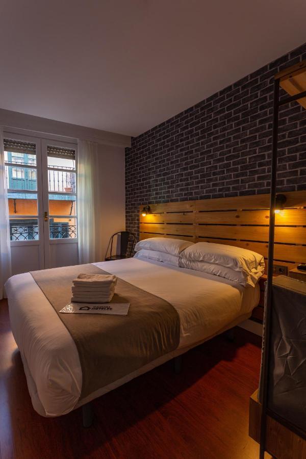 מלון בילבאו Casual Mardones מראה חיצוני תמונה A bedroom at the Hotel 925