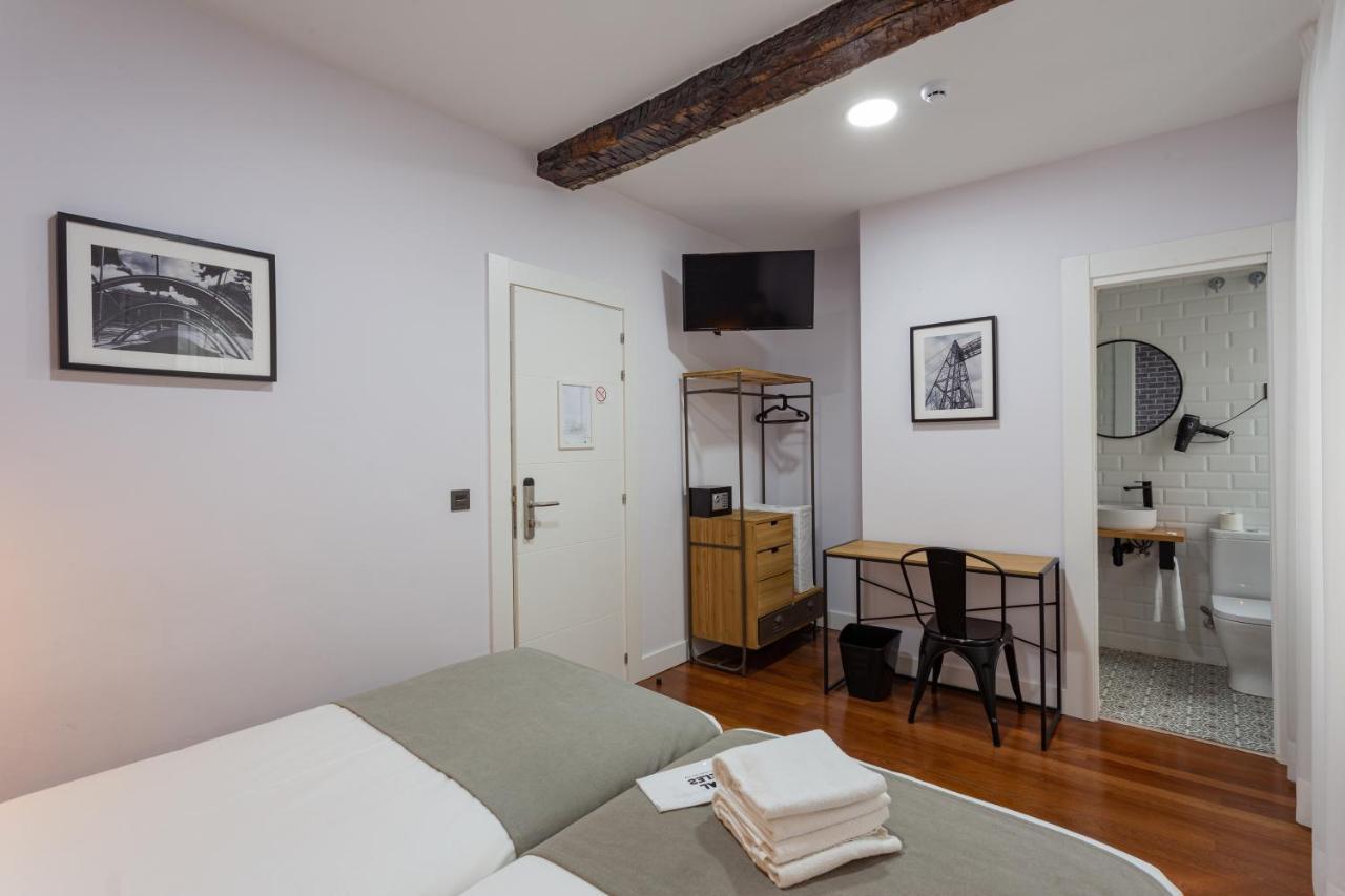 מלון בילבאו Casual Mardones מראה חיצוני תמונה A room at the hotel