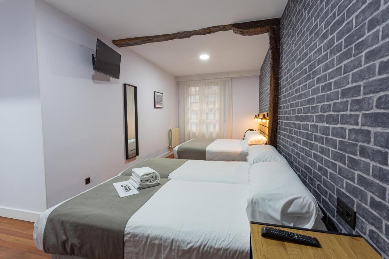 מלון בילבאו Casual Mardones מראה חיצוני תמונה A room at the hotel